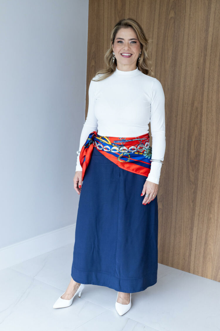 Imagem de Saia Brendah Midi - Azul Marinho - com Elástico na Cintura – Versátil e Confortável